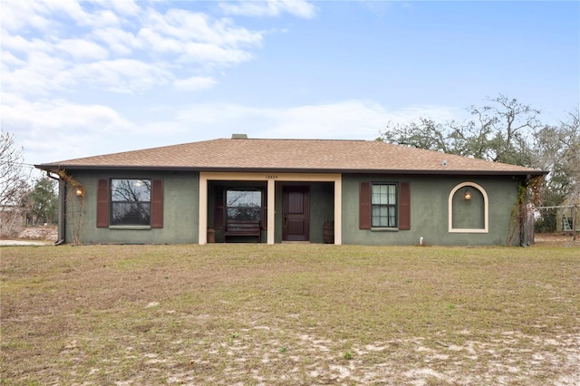 view of front of property featuring a front yard