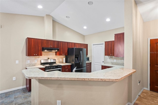 kitchen with electric stove, tasteful backsplash, vaulted ceiling, kitchen peninsula, and black fridge with ice dispenser