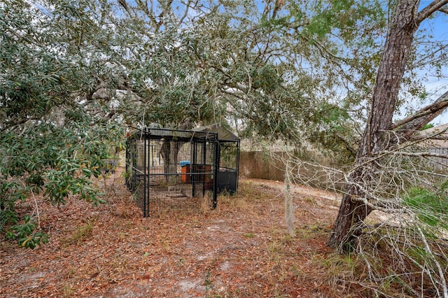 view of yard featuring an outbuilding