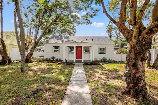 view of front of home featuring a front yard