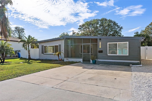 manufactured / mobile home with a front yard