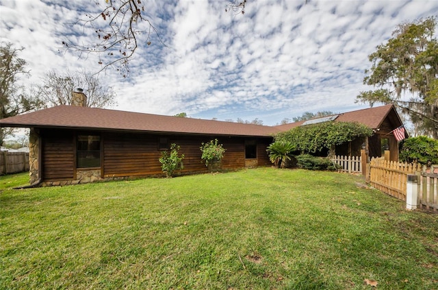 view of front of home featuring a front lawn