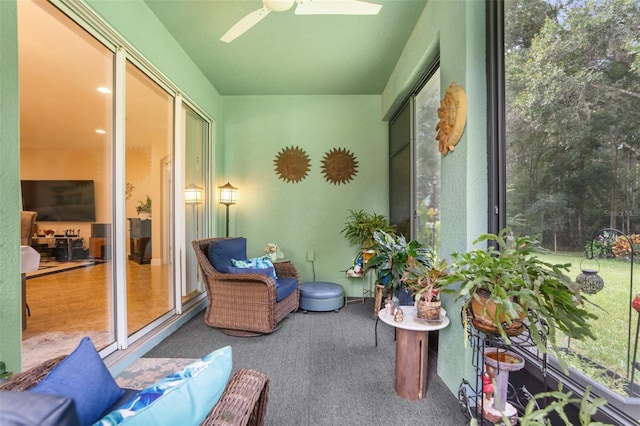 sunroom with ceiling fan