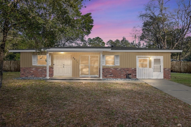 view of front of property featuring a yard