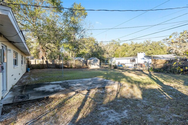 view of yard with a storage unit