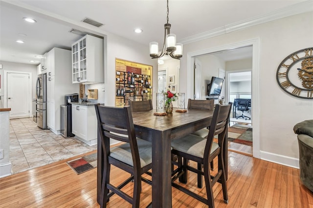 dining area featuring recessed lighting, visible vents, baseboards, light wood-style floors, and ornamental molding