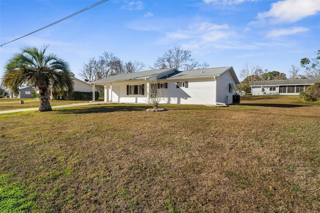 view of front facade featuring a front lawn