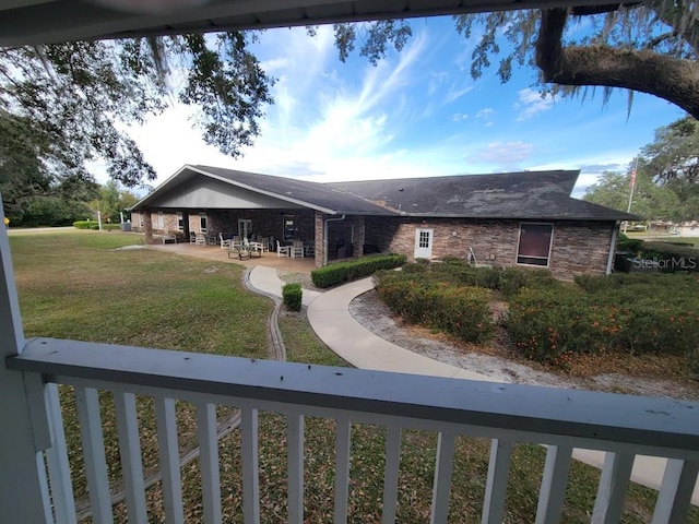 view of front of home featuring a patio and a front yard