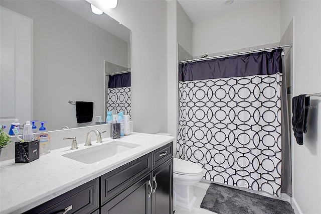 bathroom featuring a shower with curtain, vanity, and toilet