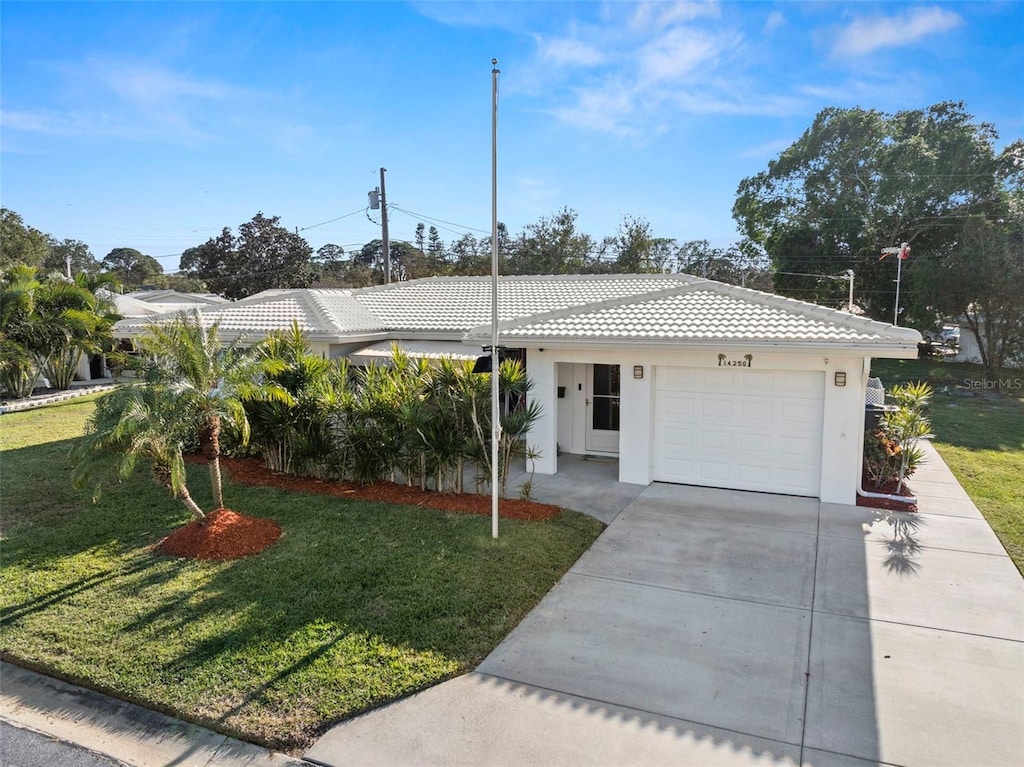 view of front of property featuring a front yard and a garage