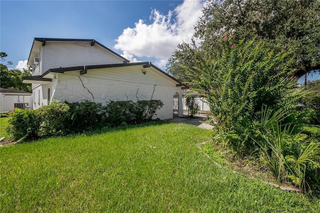 view of side of property featuring a lawn