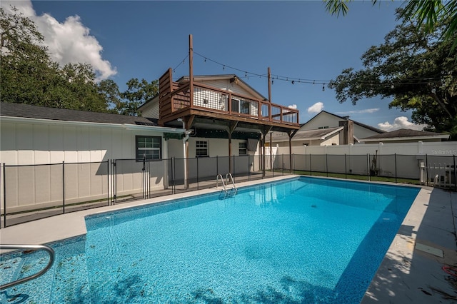 view of swimming pool