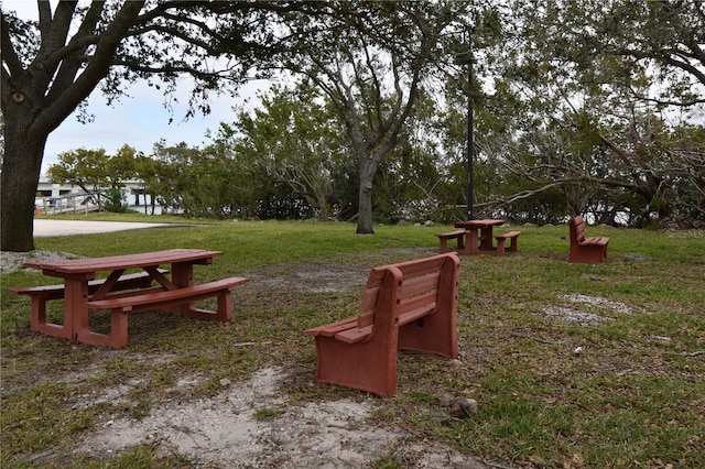 view of property's community featuring a lawn