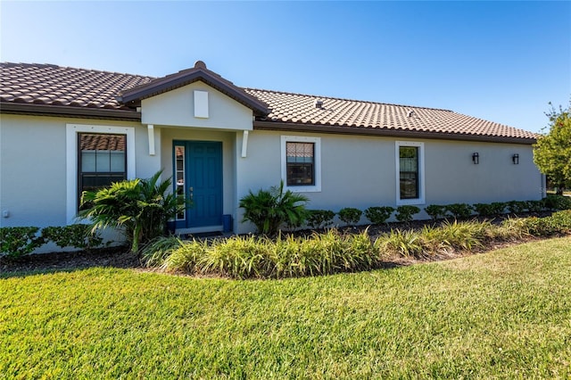 view of front of home featuring a front lawn