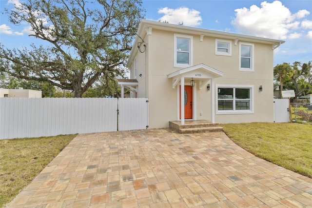 view of front facade featuring a front lawn