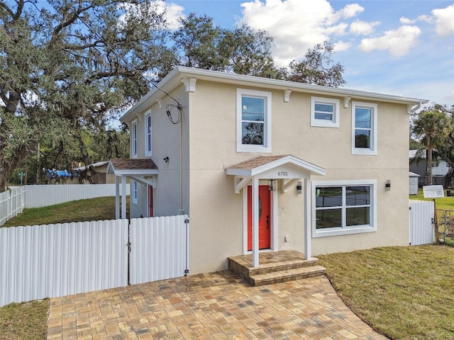 view of front of home featuring a front lawn