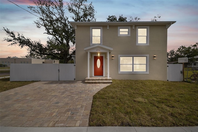 view of front facade featuring a yard