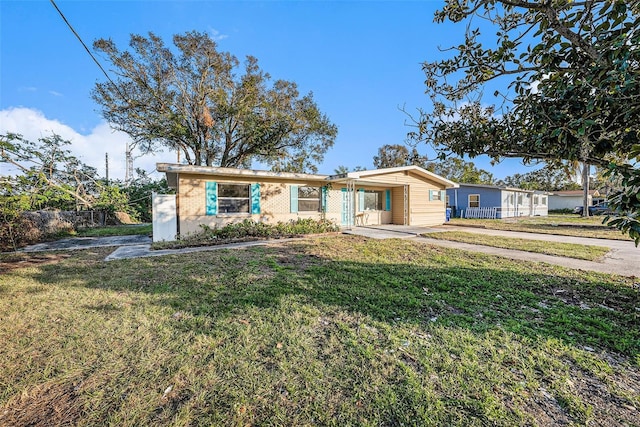 single story home with a front lawn