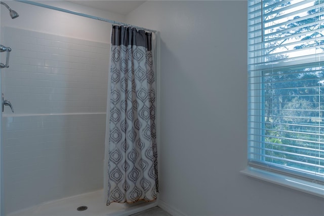 bathroom featuring a shower with shower curtain