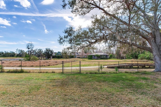 view of yard featuring a rural view