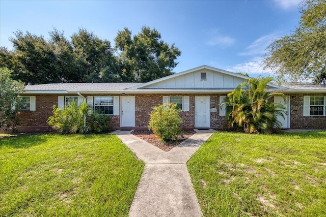 single story home featuring a front lawn