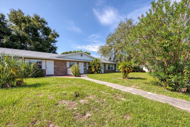 ranch-style home featuring a front lawn