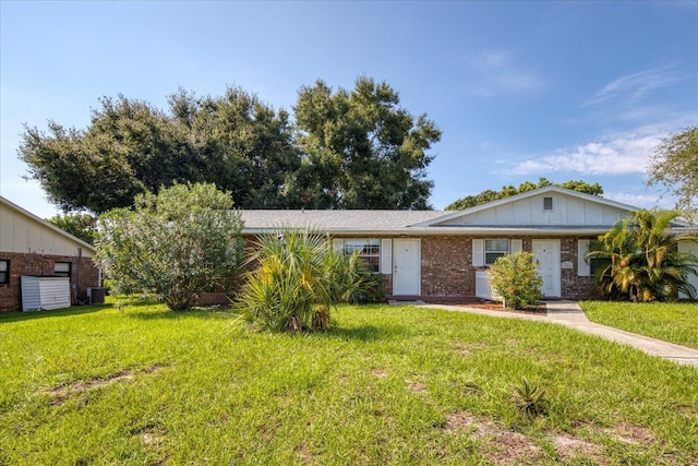 ranch-style house featuring a front lawn