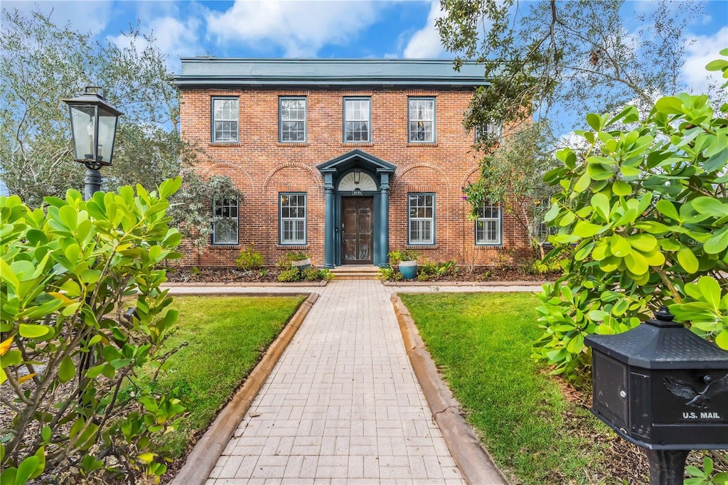 view of front of home featuring a front lawn