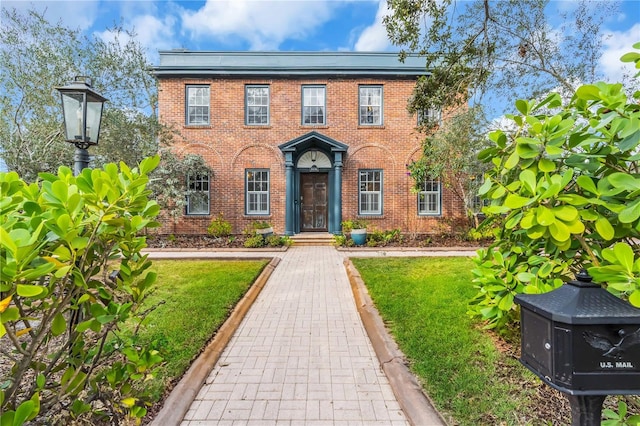 view of front of home featuring a front lawn