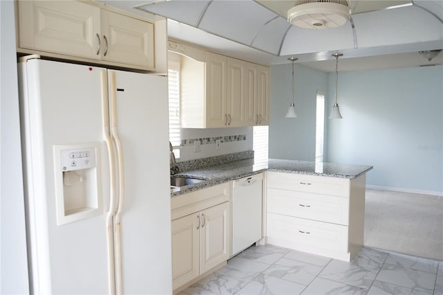 kitchen with sink, hanging light fixtures, backsplash, kitchen peninsula, and white appliances