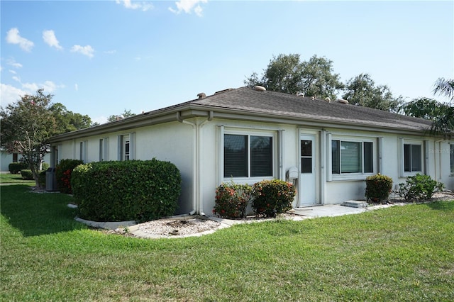 view of front facade featuring a front yard