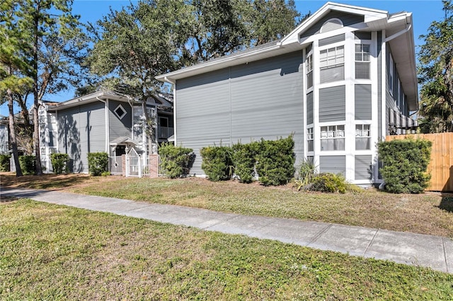 view of front facade featuring a front lawn