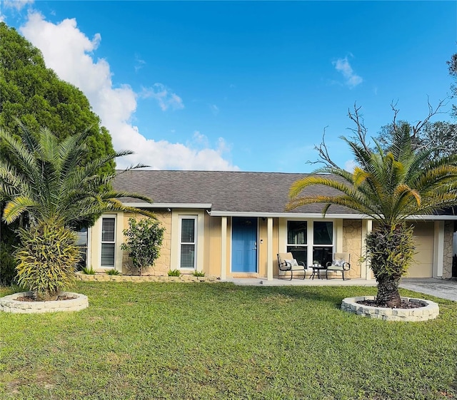 ranch-style home featuring a front lawn