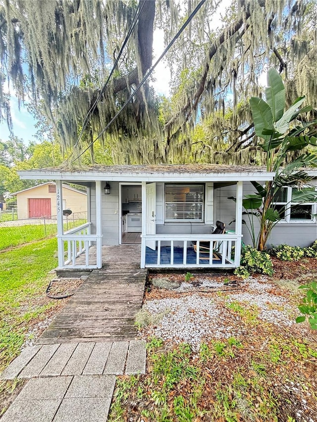 view of front of property featuring a front yard and covered porch