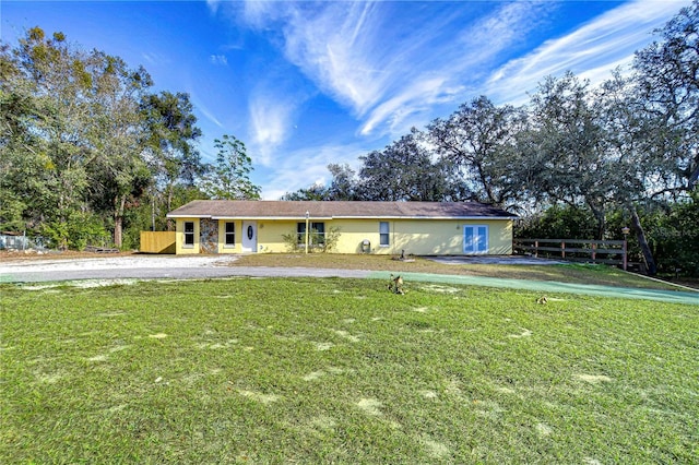 single story home featuring a front yard