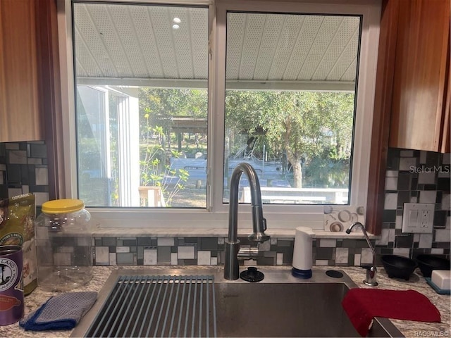 interior details featuring decorative backsplash and sink