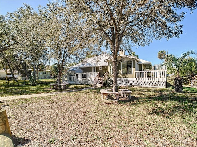 view of front of property featuring a front yard