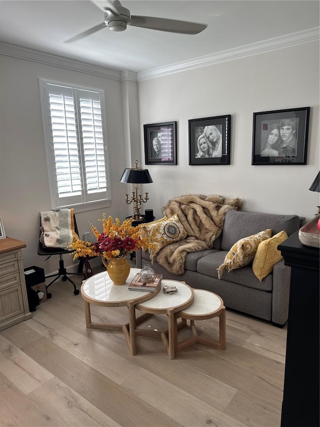 living room featuring crown molding, light hardwood / wood-style flooring, and ceiling fan