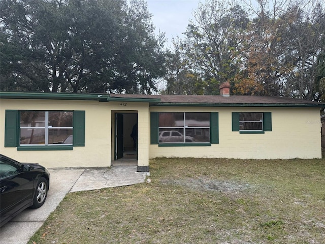 view of front of house featuring a front lawn