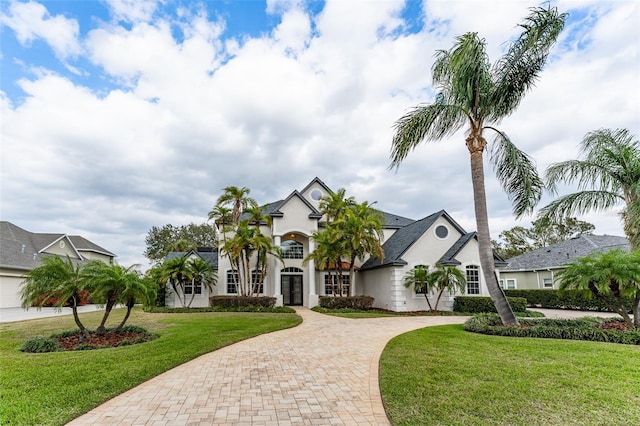 view of front of home featuring a front lawn