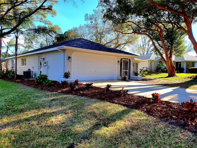 view of front of home with stucco siding, an attached garage, cooling unit, driveway, and a front lawn