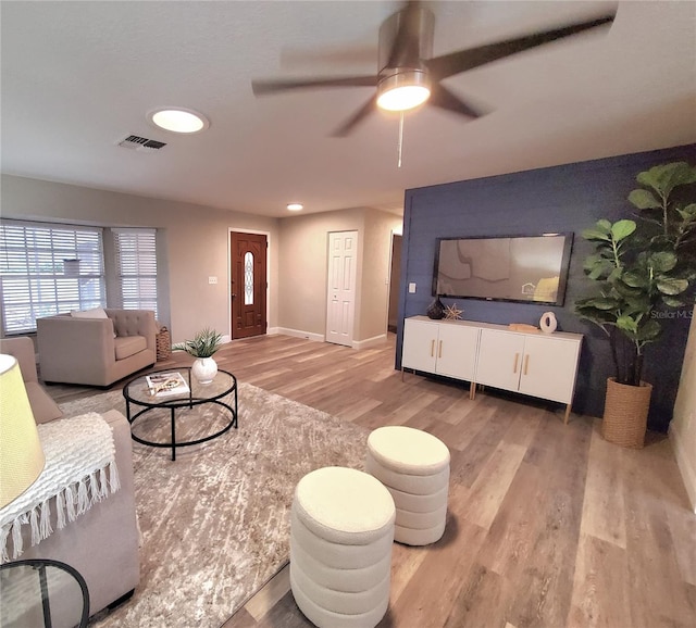 living area with ceiling fan, recessed lighting, visible vents, baseboards, and light wood-type flooring