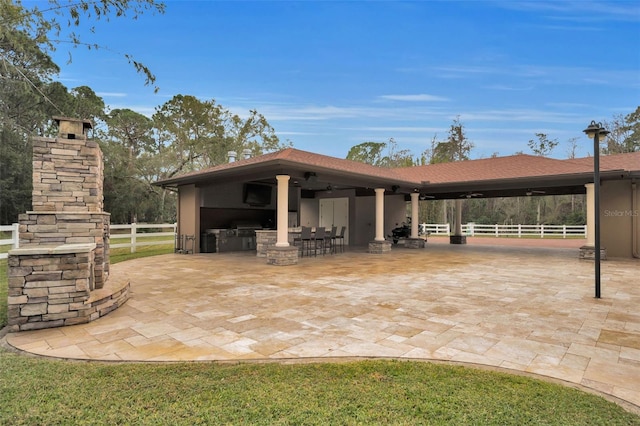 view of patio featuring an outdoor kitchen and ceiling fan