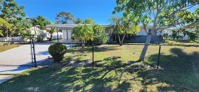 view of front of home featuring a front lawn and a carport