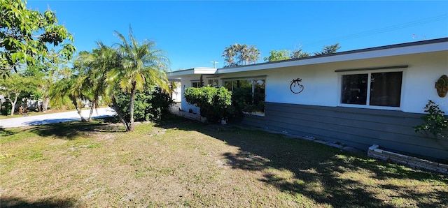 view of side of property featuring a lawn