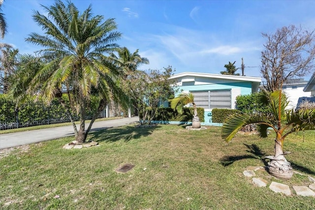 view of yard with driveway