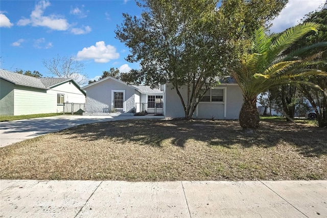 view of front of property featuring a front yard