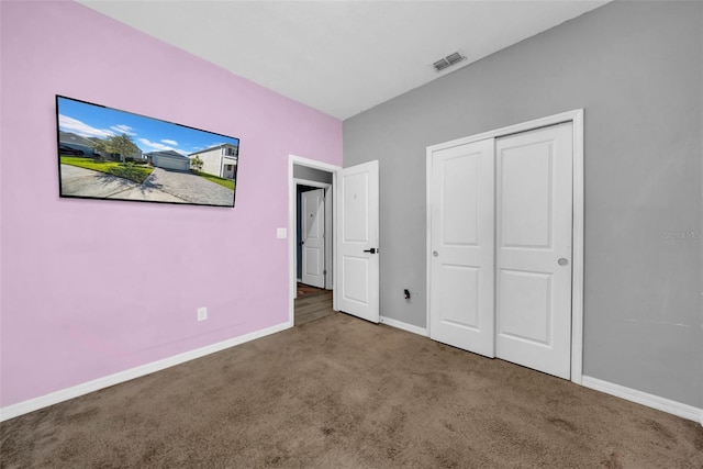 unfurnished bedroom with carpet flooring and a closet