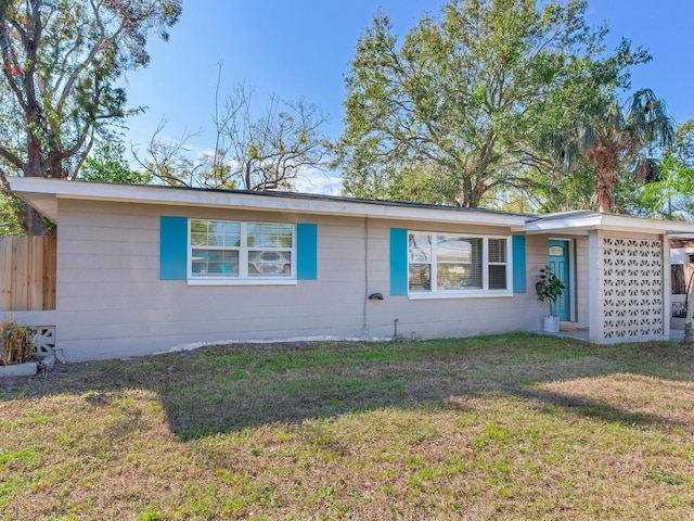 ranch-style home featuring a front lawn