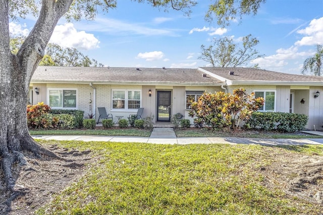 single story home with a front lawn